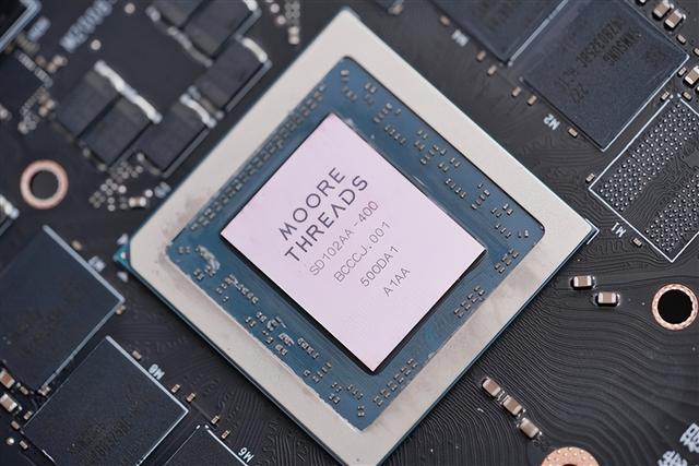 摩尔线程 SoC 实物图：主板焊装中标识 MOORE THREADS SD102A-400 的处理器芯片特写，用于边缘算力盒子
